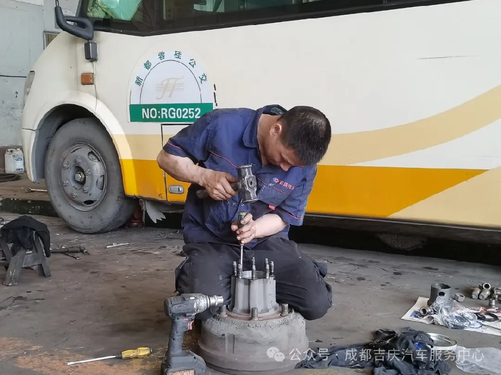 【吉庆汽修】致敬扳手中忙忙碌碌，机油中浸润掌纹，专注努力的汽修工们