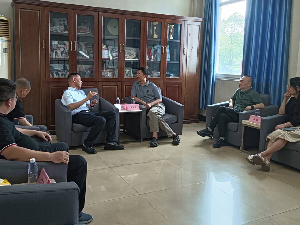成都市新都区政协副主席黄泽旭一行莅临成都吉庆汽车服务中心考察调研