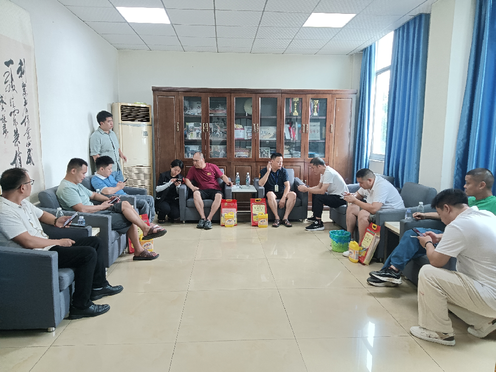 成都市道路货物运输行业协会携手林泉社区工会开展关爱个体司机公益活动