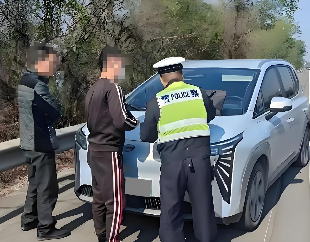 以为走应急车道只罚 200 块？三重连环大坑，老司机踩一次悔半年