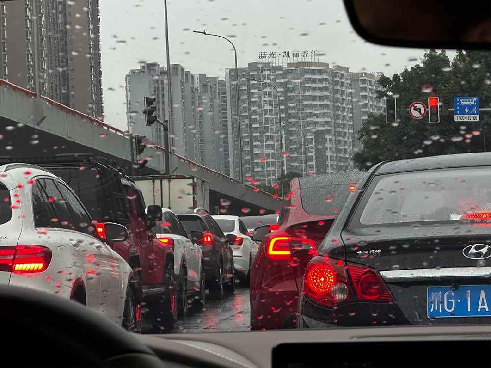 堵车怠速开空调真的伤车吗？
